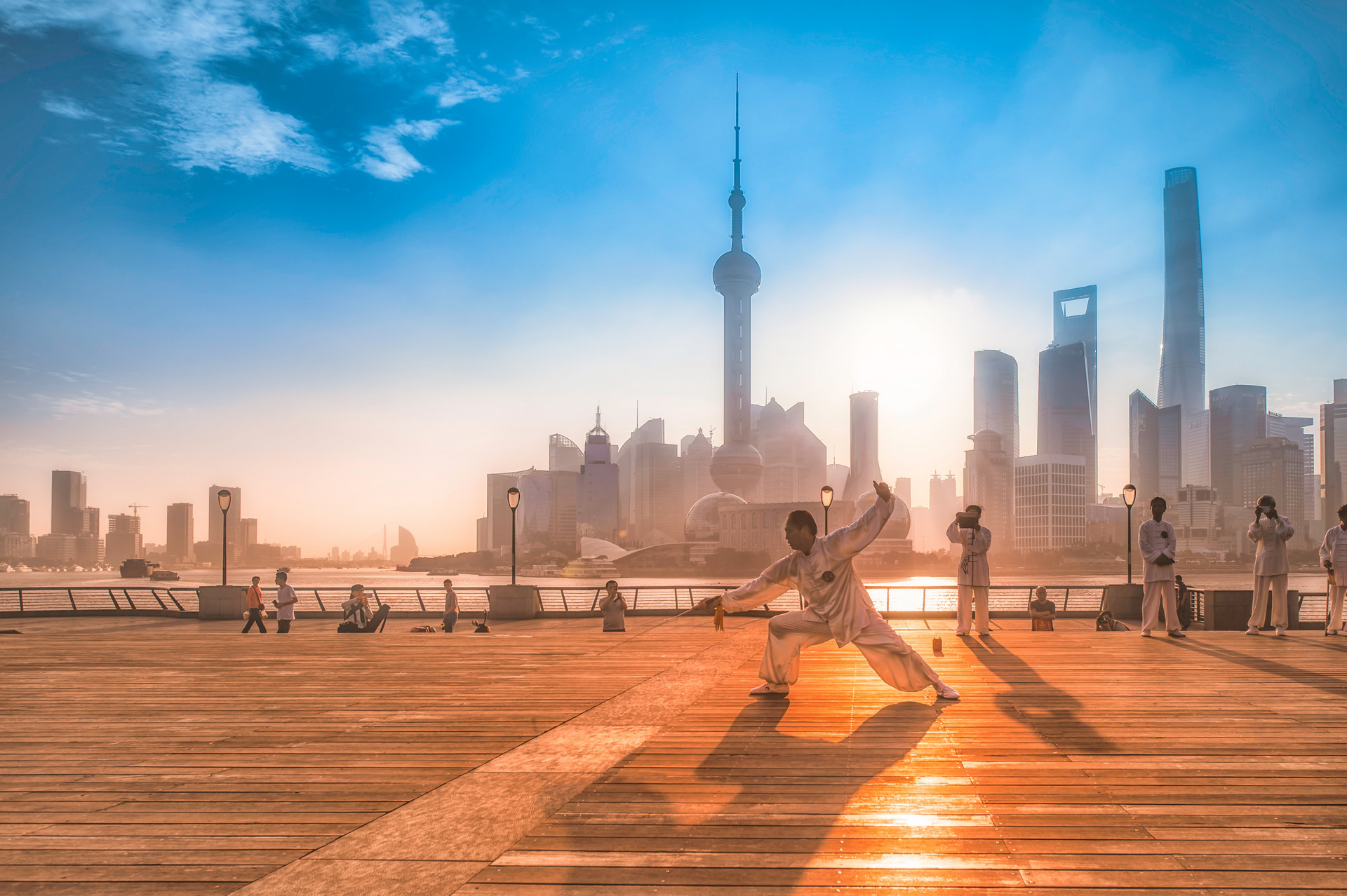 摄图网_500717966_banner_上海外滩晨练的老者（企业商用）.jpg